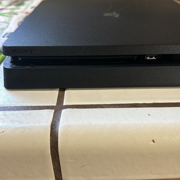 PS4 Console and one controller - Picture 3 of 7